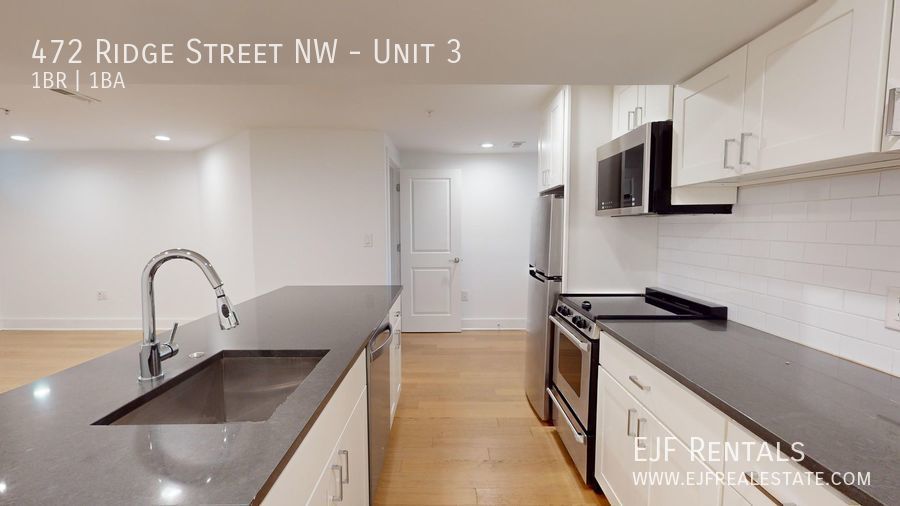 Spacious 800 Square Foot One Bedroom Plus Den W/Modern Updates, Updated Appliances, Washer/Dryer In Unit & More! property image