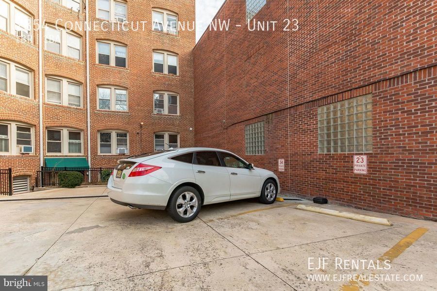 Bright & Sunny Large One Bedroom With Vaulted Ceilings, Modern Updates W/Parking On Connecticut Ave! property image