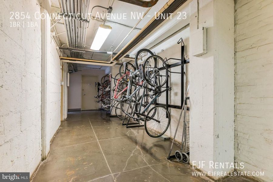 Bright & Sunny Large One Bedroom With Vaulted Ceilings, Modern Updates W/Parking On Connecticut Ave! property image