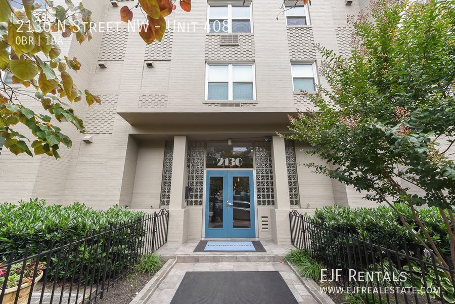 Dupont East Studio Apartment W/Private Roof Deck, Built-In Shelving, & More! property image