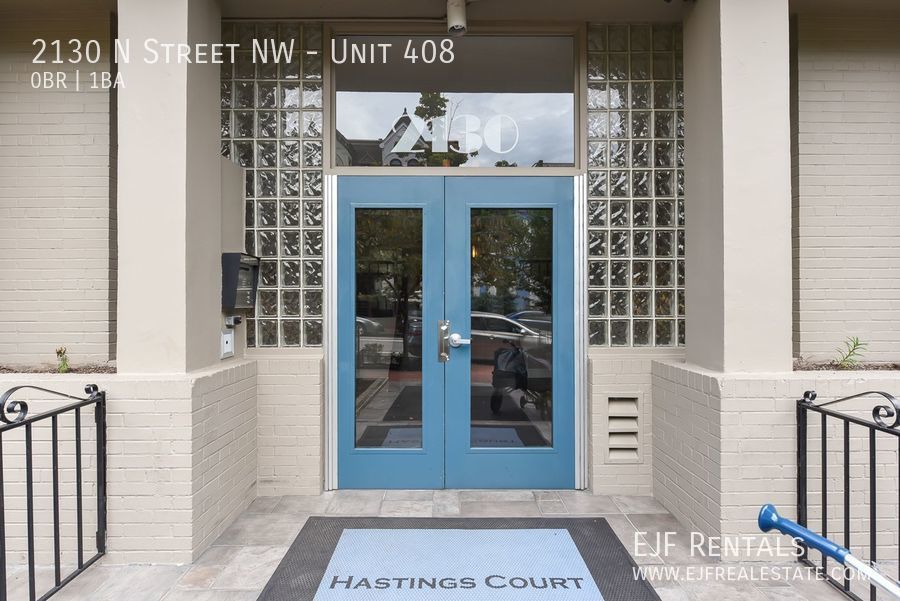 Dupont East Studio Apartment W/Private Roof Deck, Built-In Shelving, & More! property image