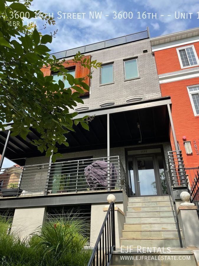 Sleek and Updated One Bedroom/One Bathroom in Mount Pleasant W/Stacked Washer/Dryer, Stainless Steel Appliances, & More! property image