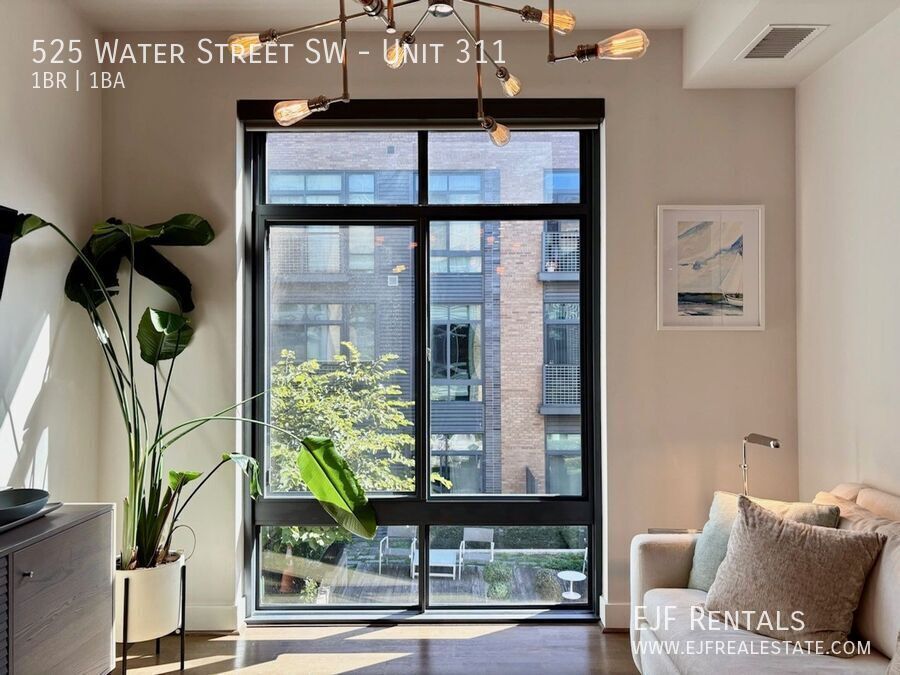 Southwest Water Front One Bedroom W/All Amenities! Fantastic Location property image