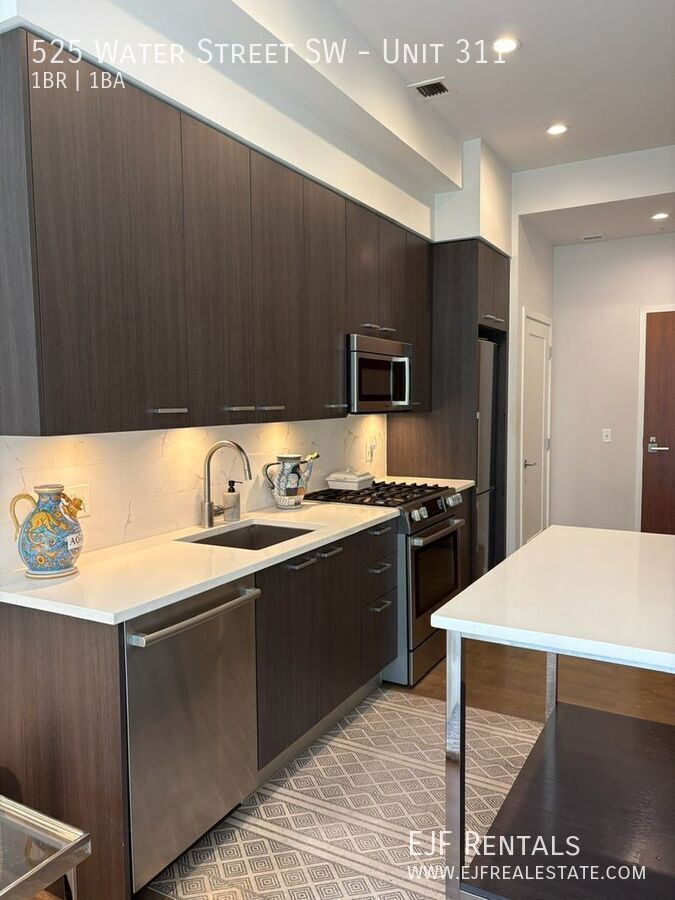 Southwest Water Front One Bedroom W/All Amenities! Fantastic Location property image