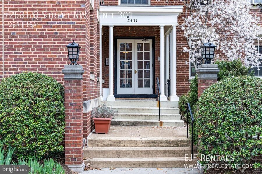 Top Floor Georgetown Two Bedroom in Amazing Location! property image