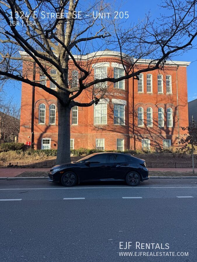 Stunning Fully Furnished Capitol Hill One Bedroom W/Parking Included! property image