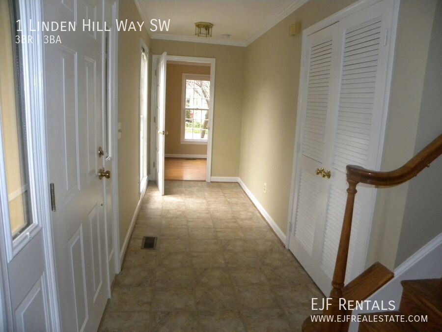 Linden Hill's House with Garage property image