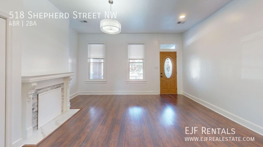 Four Bedroom 2,500 Square Foot House W/Back Patio, Multiple Kitchens/Laundry Facilities property image