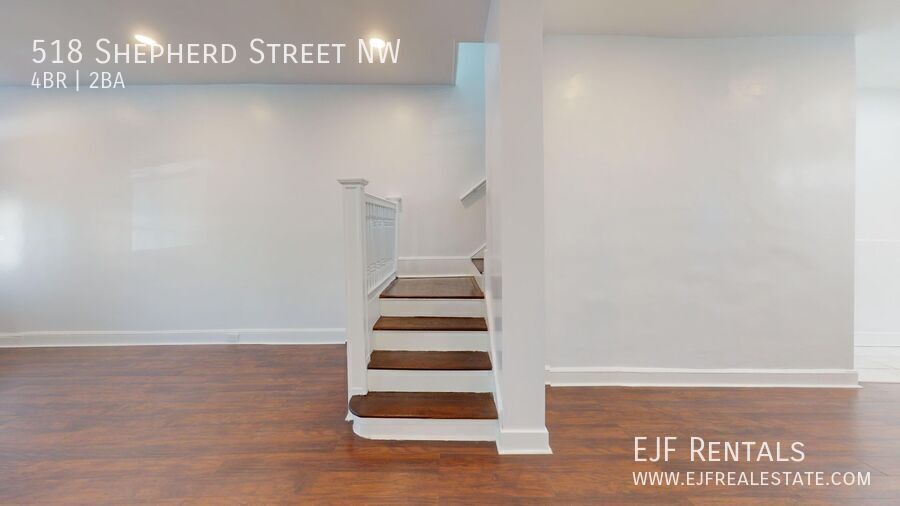 Four Bedroom 2,500 Square Foot House W/Back Patio, Multiple Kitchens/Laundry Facilities property image