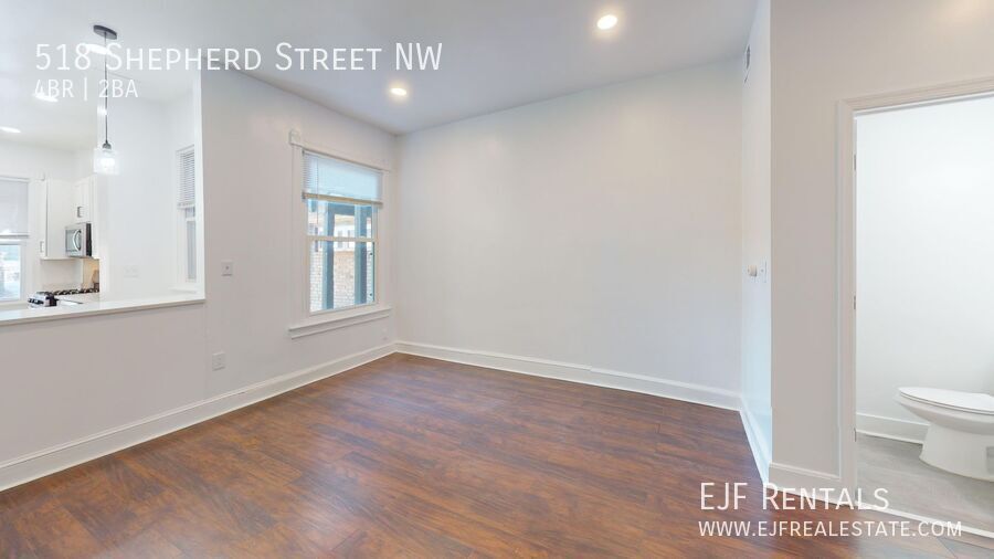 Four Bedroom 2,500 Square Foot House W/Back Patio, Multiple Kitchens/Laundry Facilities property image