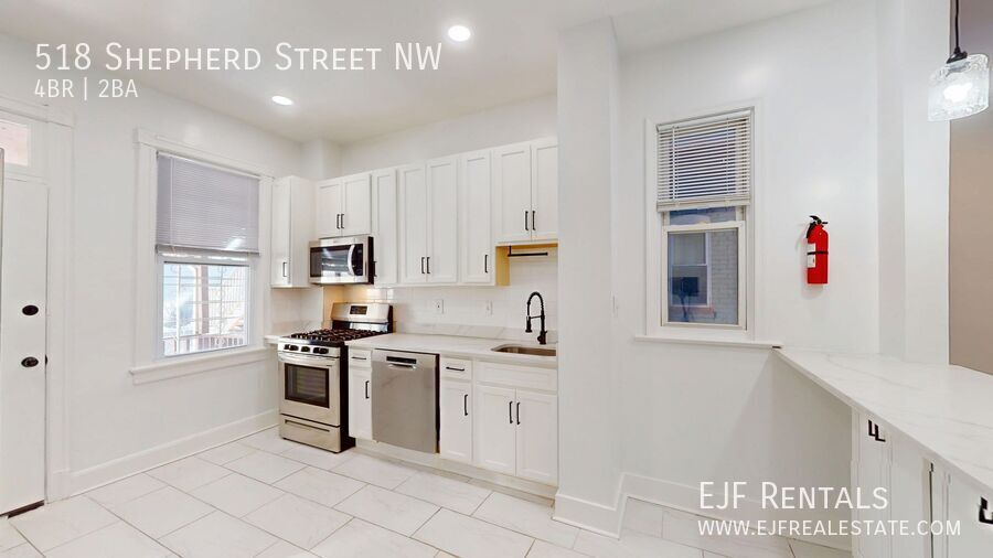 Four Bedroom 2,500 Square Foot House W/Back Patio, Multiple Kitchens/Laundry Facilities property image