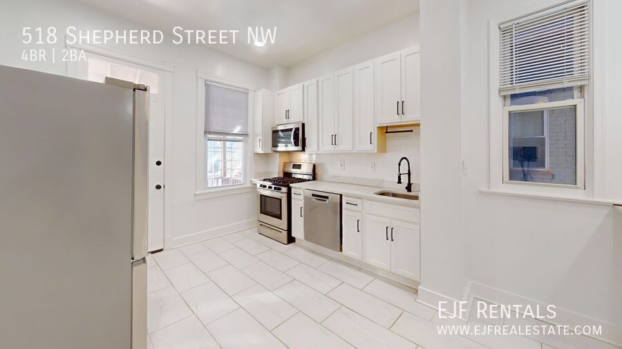 Four Bedroom 2,500 Square Foot House W/Back Patio, Multiple Kitchens/Laundry Facilities property image