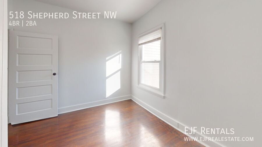 Four Bedroom 2,500 Square Foot House W/Back Patio, Multiple Kitchens/Laundry Facilities property image