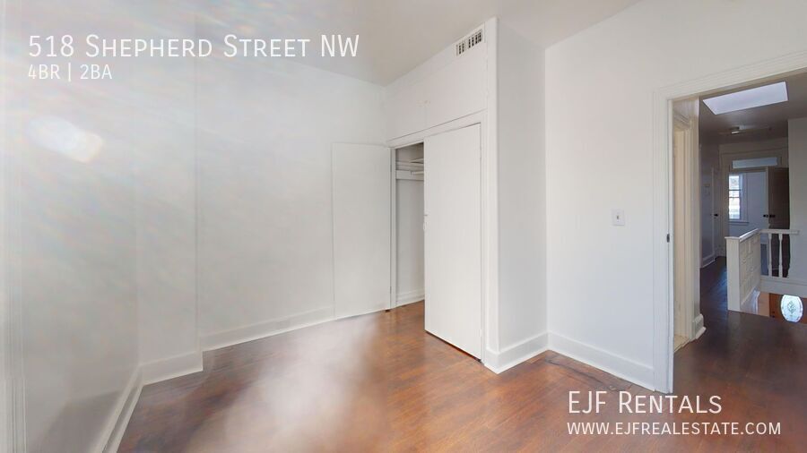 Four Bedroom 2,500 Square Foot House W/Back Patio, Multiple Kitchens/Laundry Facilities property image