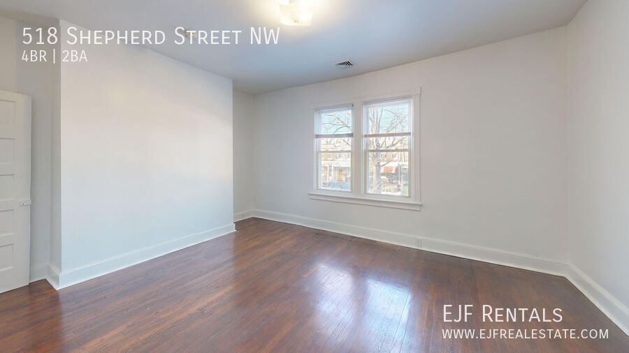 Four Bedroom 2,500 Square Foot House W/Back Patio, Multiple Kitchens/Laundry Facilities property image