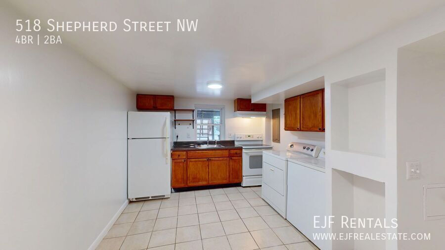 Four Bedroom 2,500 Square Foot House W/Back Patio, Multiple Kitchens/Laundry Facilities property image