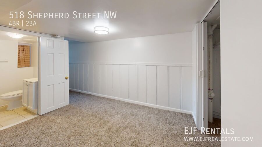 Four Bedroom 2,500 Square Foot House W/Back Patio, Multiple Kitchens/Laundry Facilities property image