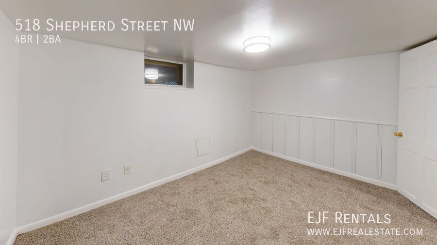 Four Bedroom 2,500 Square Foot House W/Back Patio, Multiple Kitchens/Laundry Facilities property image