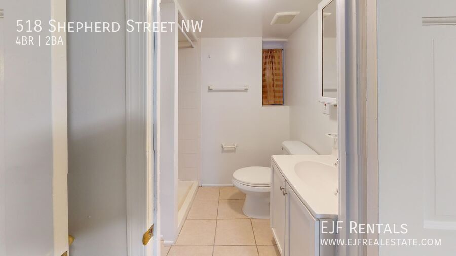 Four Bedroom 2,500 Square Foot House W/Back Patio, Multiple Kitchens/Laundry Facilities property image