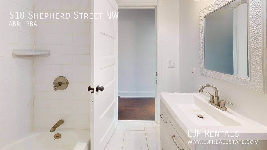 Four Bedroom 2,500 Square Foot House W/Back Patio, Multiple Kitchens/Laundry Facilities property image