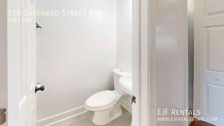 Four Bedroom 2,500 Square Foot House W/Back Patio, Multiple Kitchens/Laundry Facilities property image