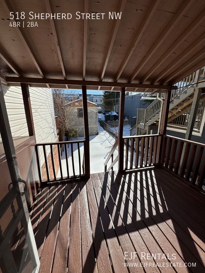 Four Bedroom 2,500 Square Foot House W/Back Patio, Multiple Kitchens/Laundry Facilities property image