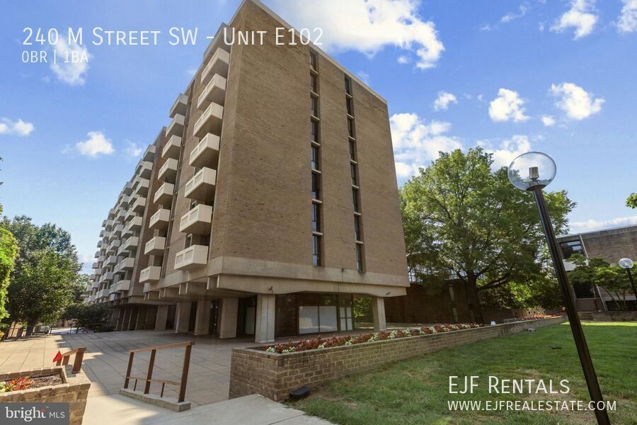 Updated Studio Apartment in Southwest W/Garage Parking & Pets Welcomed property image