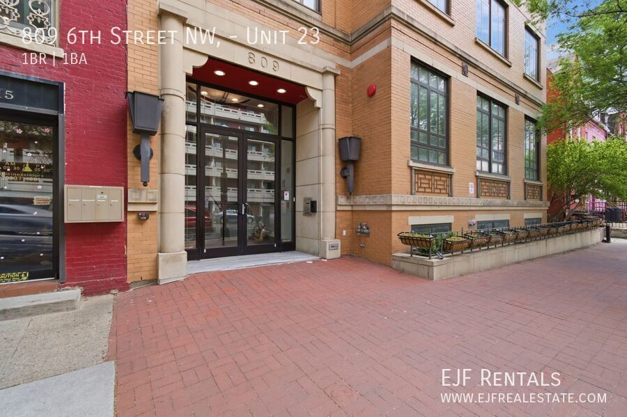 Sleek and Modern One Bedroom in Chinatown- Rooftop property image