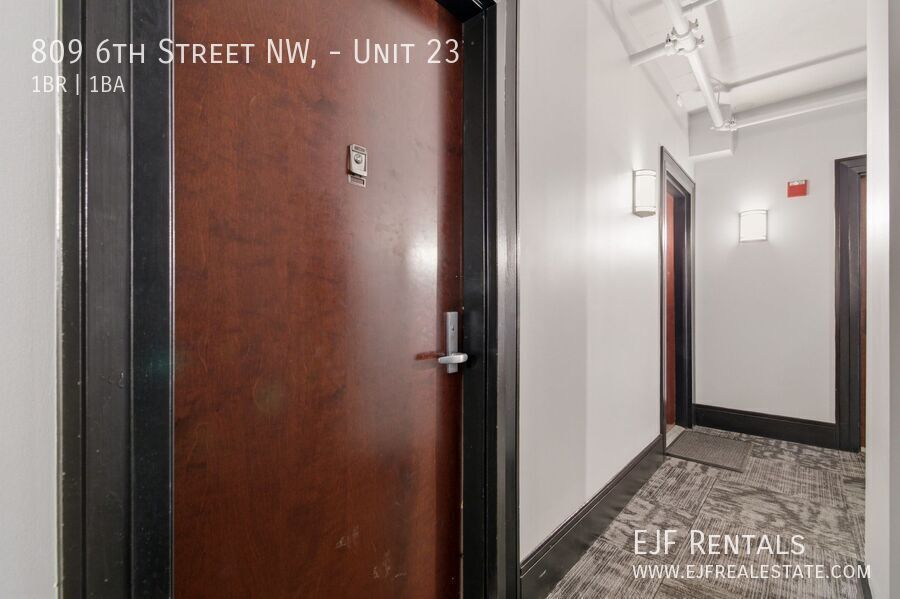 Sleek and Modern One Bedroom in Chinatown- Rooftop property image