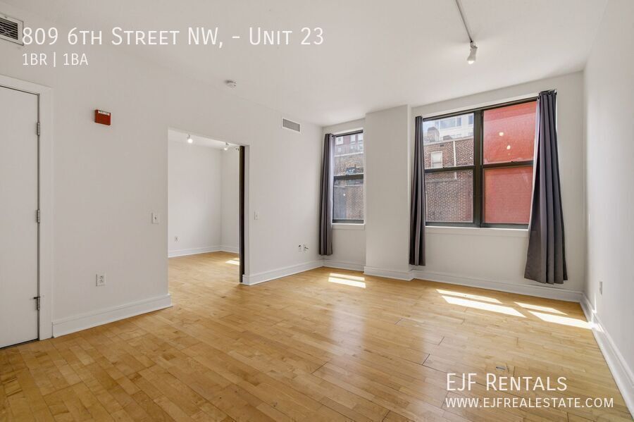 Sleek and Modern One Bedroom in Chinatown- Rooftop property image