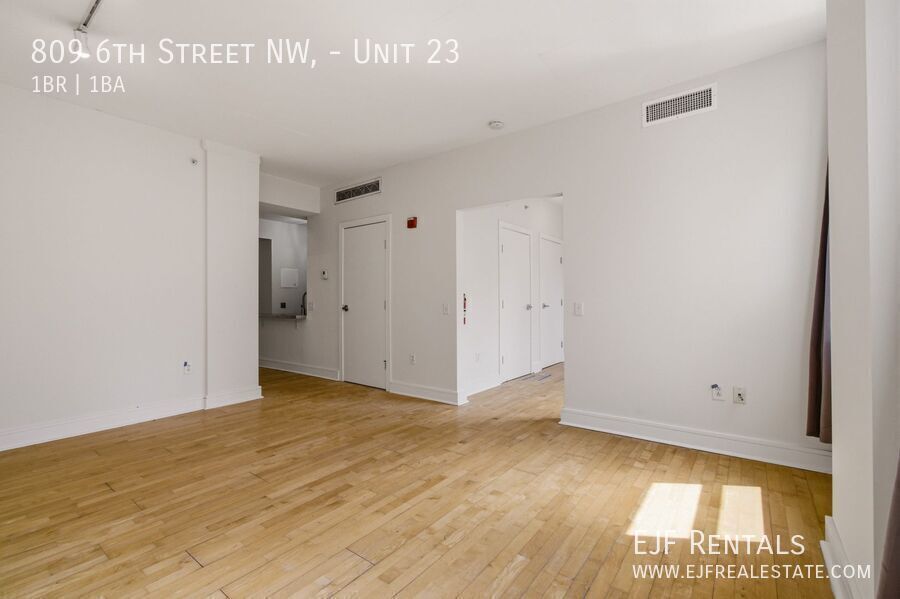 Sleek and Modern One Bedroom in Chinatown- Rooftop property image
