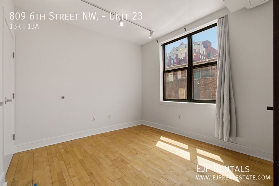 Sleek and Modern One Bedroom in Chinatown- Rooftop property image