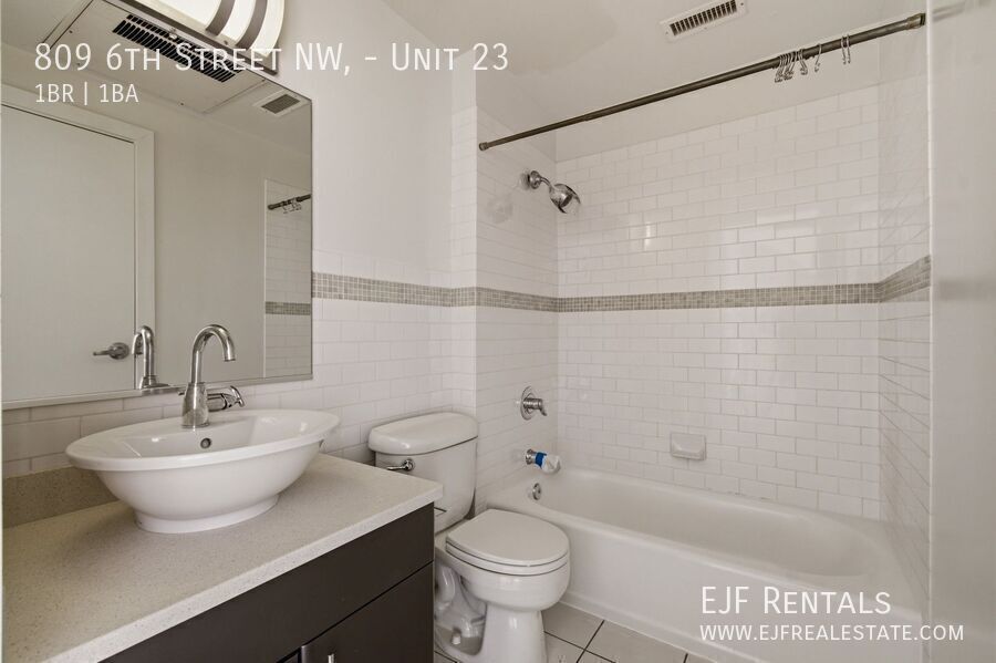 Sleek and Modern One Bedroom in Chinatown- Rooftop property image
