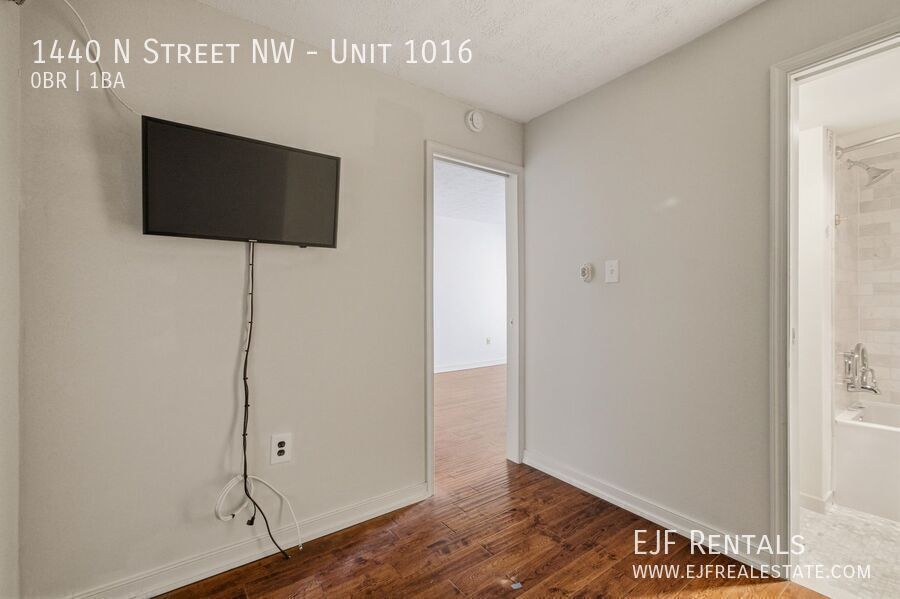 Logan Circle Top Floor Studio Apartment W/Roof Top & Pool! property image
