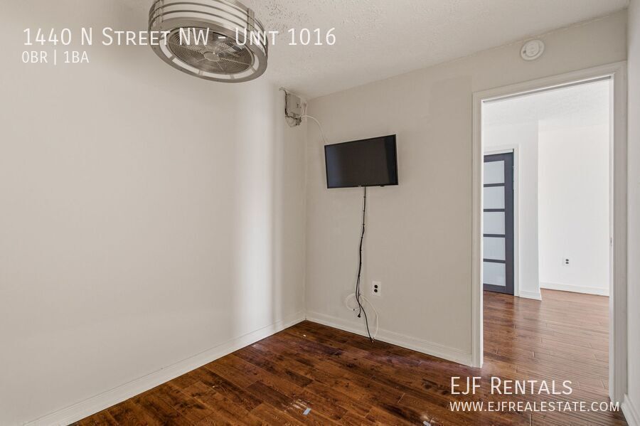 Logan Circle Top Floor Studio Apartment W/Roof Top & Pool! property image
