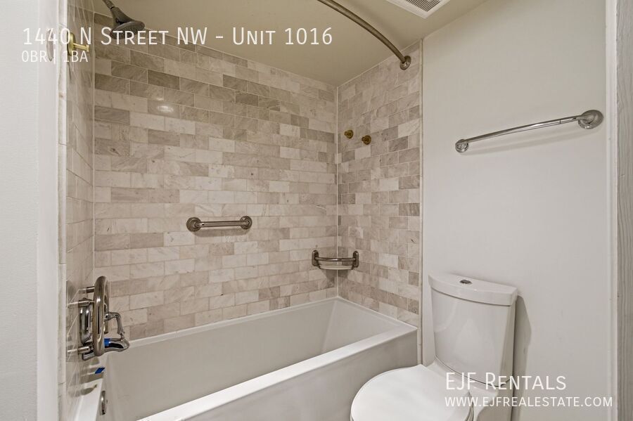 Logan Circle Top Floor Studio Apartment W/Roof Top & Pool! property image