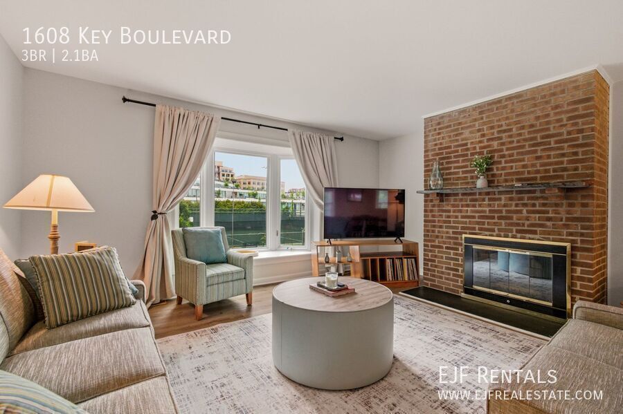 Furnished Arlington Townhouse for Rent- Garage Parking, Amazing Location property image