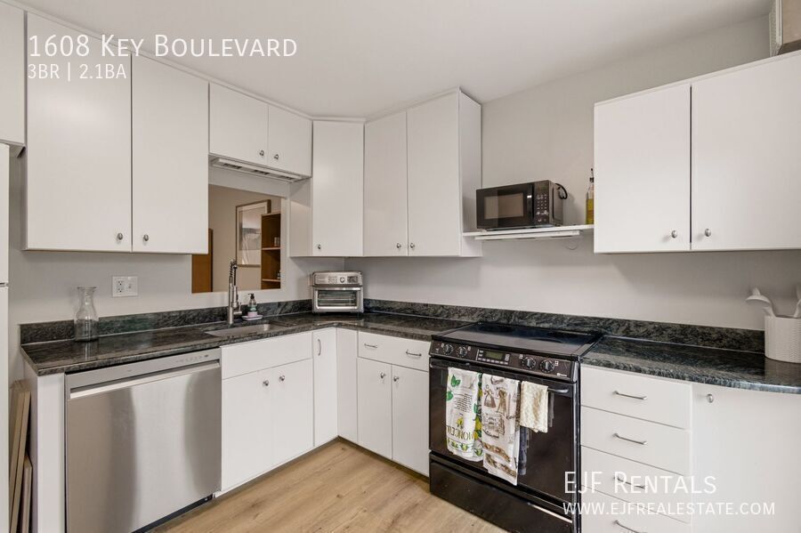 Furnished Arlington Townhouse for Rent- Garage Parking, Amazing Location property image