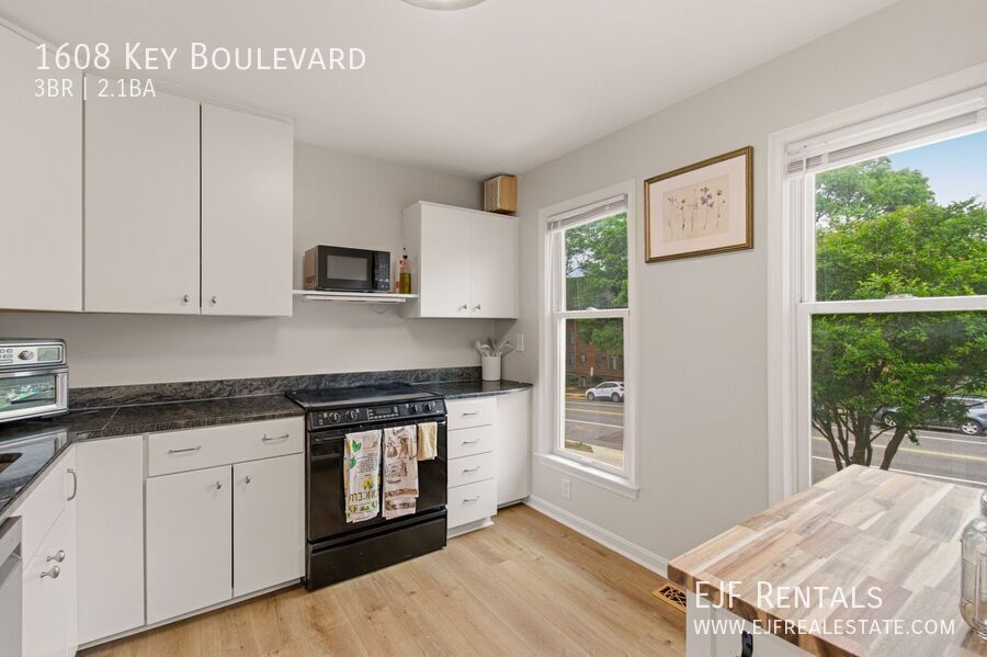 Furnished Arlington Townhouse for Rent- Garage Parking, Amazing Location property image