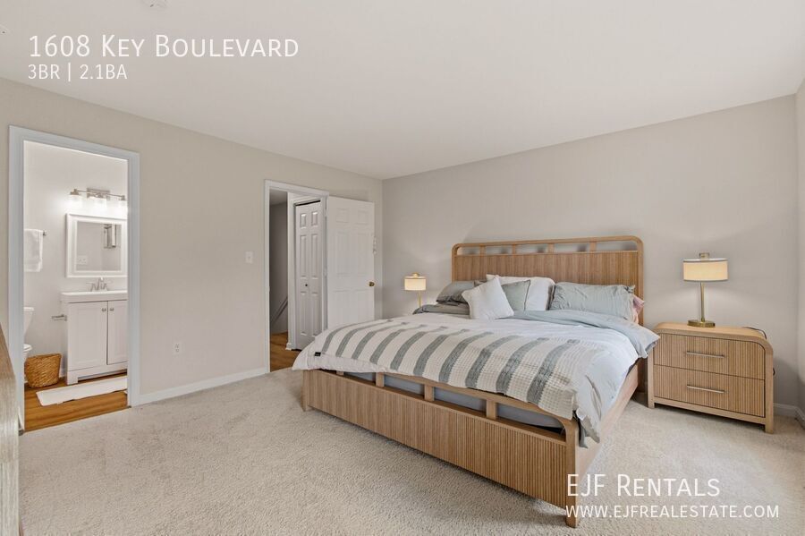 Furnished Arlington Townhouse for Rent- Garage Parking, Amazing Location property image