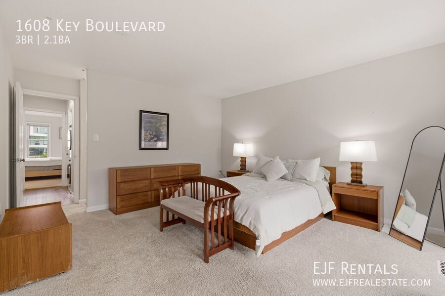Furnished Arlington Townhouse for Rent- Garage Parking, Amazing Location property image