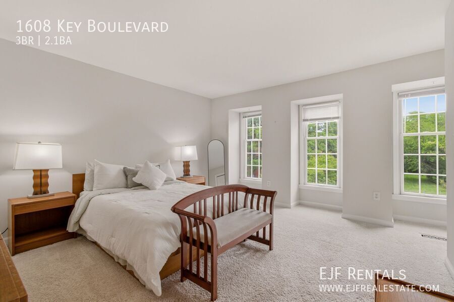 Furnished Arlington Townhouse for Rent- Garage Parking, Amazing Location property image