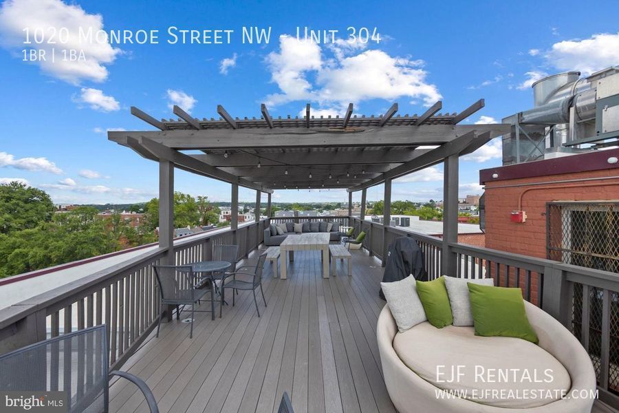 Columbia Heights Bright & Sunny One Bedroom W/Washer/Dryer In Unit, Roof Top, Pets Welcomed! property image