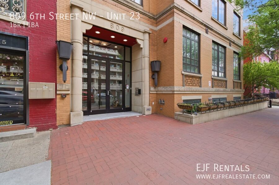 Sleek and Modern One Bedroom in Chinatown- Rooftop property image
