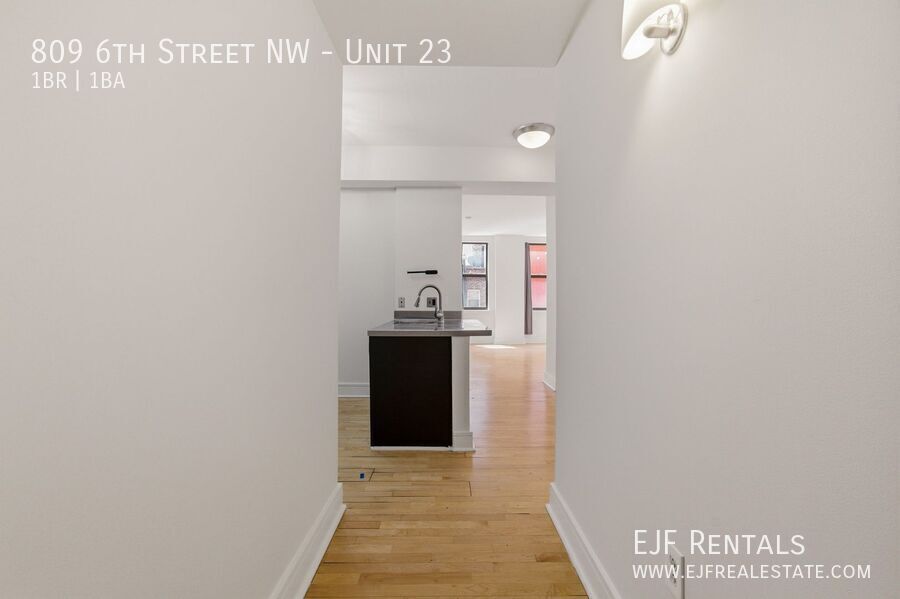 Sleek and Modern One Bedroom in Chinatown- Rooftop property image