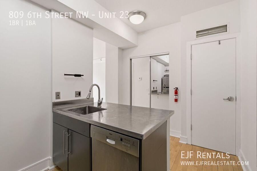 Sleek and Modern One Bedroom in Chinatown- Rooftop property image