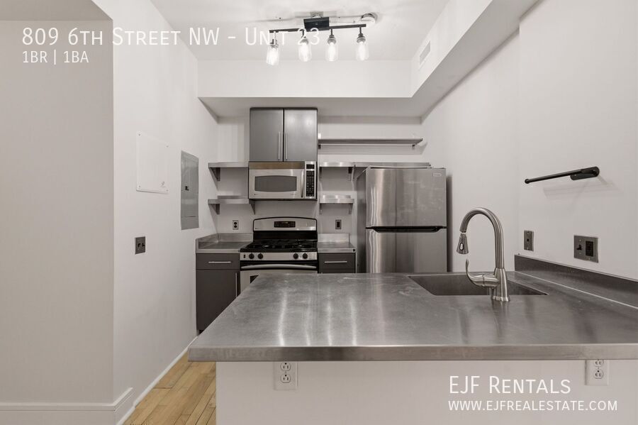 Sleek and Modern One Bedroom in Chinatown- Rooftop property image