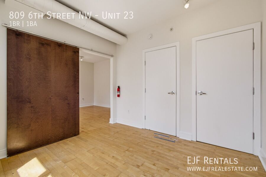 Sleek and Modern One Bedroom in Chinatown- Rooftop property image