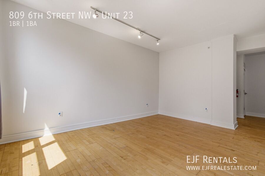 Sleek and Modern One Bedroom in Chinatown- Rooftop property image