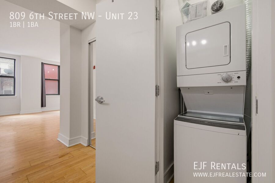 Sleek and Modern One Bedroom in Chinatown- Rooftop property image